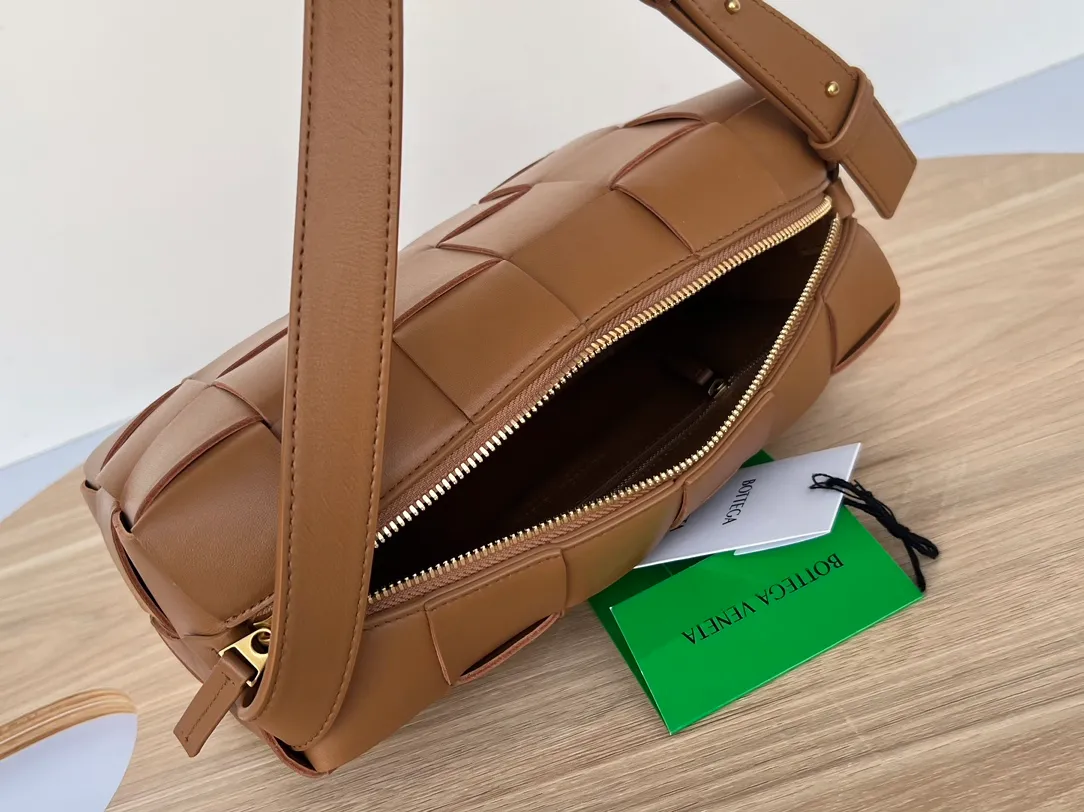 #B家 New model is coming! 709360 BRICK CASSETTE armpit bag, the traditional woven logo is instantly recognizable✅ Large grid weaving has always been fashionable, and the armpit bag is even more fashionable and foreign-style. Elegant big brick 🧱 Sheepskin material is light and comfortable, with a huge sense of capacity and space. Dark layer inside. Practical interior and fashionable appearance design. Durability and temperament coexist. Elegant big brick. Come and plant the same underarm bag from star Zhou Yutong! Dimensions: 28x14x10
